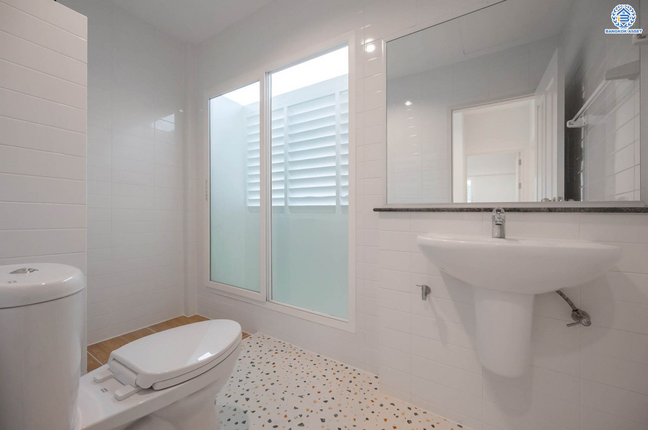 บ้านมือสองตกแต่งใหม่ โครงการ เดอะวิลล่า ราชพฤกษ์-ท่าอิฐ แบรนด์ Property Perfect เดินทางสะดวก เนื้อที่ 35.8 ตร.ว. ฟังก์ชัน 3 ห้องนอน 2 ห้องน้ำ จอดรถได้ 2 คัน บนทำเลเชื่อมต่อทั้ง ถ.รัตนาธิเบศร์ และถ.ราชพฤกษ์ และเพียง 10 นาทีถึงรถไฟฟ้า "สถานีบางรักน้อยท่าอิฐ"